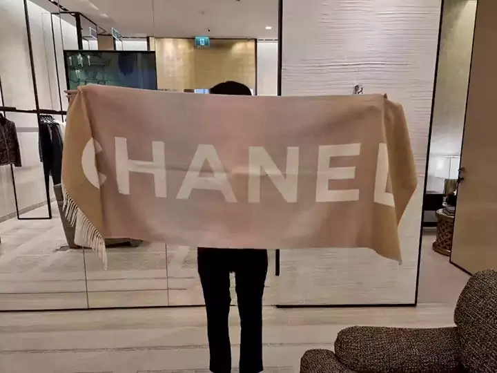 Chanel グラデーションリバーシブルスカーフ 高級感